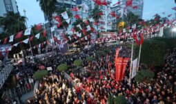 Adana Büyükşehir Belediye Başkanı Karalar’ın tutukluluğunun 150’nci gününde Adanalılar sokağa çıktı