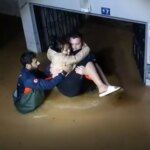 Alanya’da sağanak sonrası evinde mahsur kalan yabancı uyruklu kadın kurtarıldı