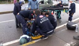 Ataşehir’de motosiklete çarpan otomobil takla attı: 2 yaralı