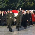 Bakan Göktaş, kadınlarla Anıtkabir’i ziyaret etti