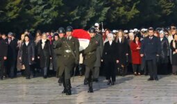 Bakan Göktaş, kadınlarla Anıtkabir’i ziyaret etti