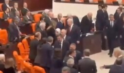 Bütçe görüşmelerine damga vuran an: Bahçeli ve Dervişoğlu böyle tokalaştı