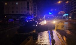 Çorum’da refüje çarpan otomobildeki 3 kişi yaralandı