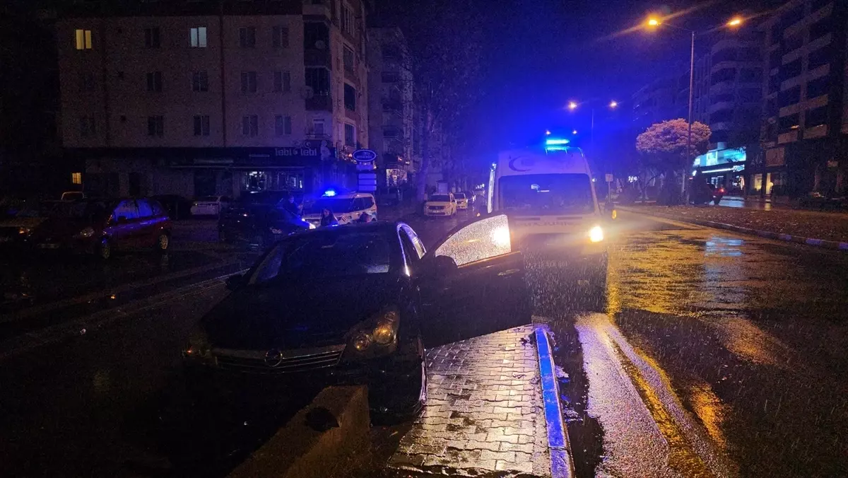 Çorum’da refüje çarpan otomobildeki 3 kişi yaralandı