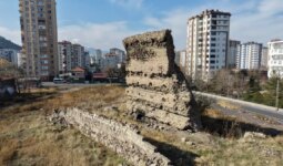Dünyanın en eski hastanesi olduğu değerlendirilen yapı, tarihe kazandırılmayı bekliyor