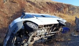 Erzurum’da öğretmenleri taşıyan servis minibüsü devrildi, 1’i çocuk 7 kişi yaralandı