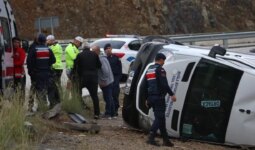 Fethiye’de yolcu minibüsü devrildi: Yaralılar var!