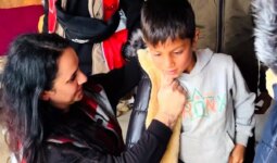İstanbullu gönüllülerden Şanlıurfa’daki çocuklara hediye bot ve mont