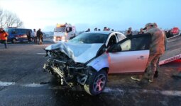 Kars’ta iki otomobilin çarpışması sonucu 6 kişi yaralandı