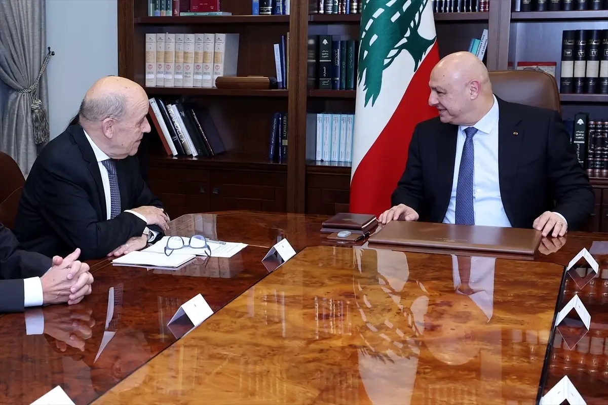 Lübnan Cumhurbaşkanı Avn, Macron’un Özel Temsilcisi Le Drian’ı kabul etti