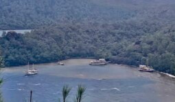 Marmaris’te fırtınada 3 gezi teknesi karaya oturdu
