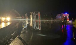 Osmaniye’de devrilen yolcu otobüsündeki 3 kişi yaralandı
