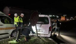 Polisten kaçarken kaza yapan minibüste 20 kaçak göçmen yakalandı