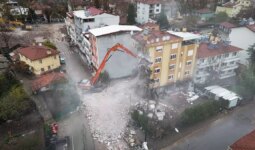 Sındırgı’da ağır hasarlı binaların yıkımı ve enkaz kaldırma çalışmaları sürüyor