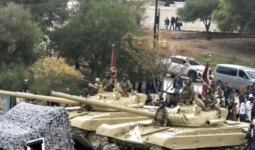 Suriye’de Esad’ın devrilmesinin yıl dönümünde yeni ordudan askeri geçit töreni