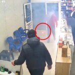 Tamire getirilen cep telefonu alev aldı; o anlar kamerada