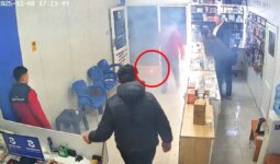 Tamire getirilen cep telefonu alev aldı; o anlar kamerada