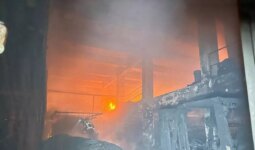 Uşak’ta plastik poşet üretimi yapan fabrikada yangın çıktı