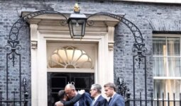 Zelenskiy: “Londra’daki görüşmeler verimli geçti ve barış yönünde küçük bir ilerleme var”
